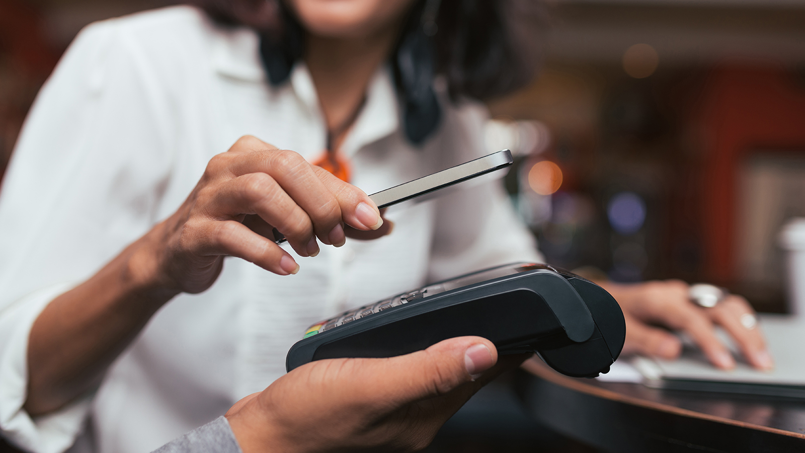Pago con telefono en restaurante