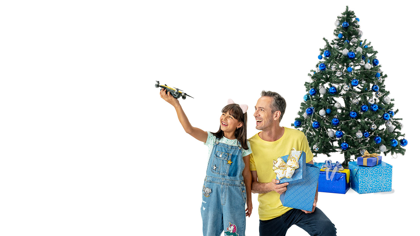 Padre e hija junto a un árbol de navidad