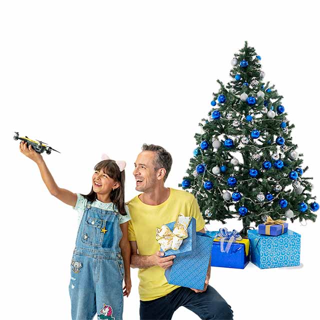 Padre e hija junto a un árbol de navidad