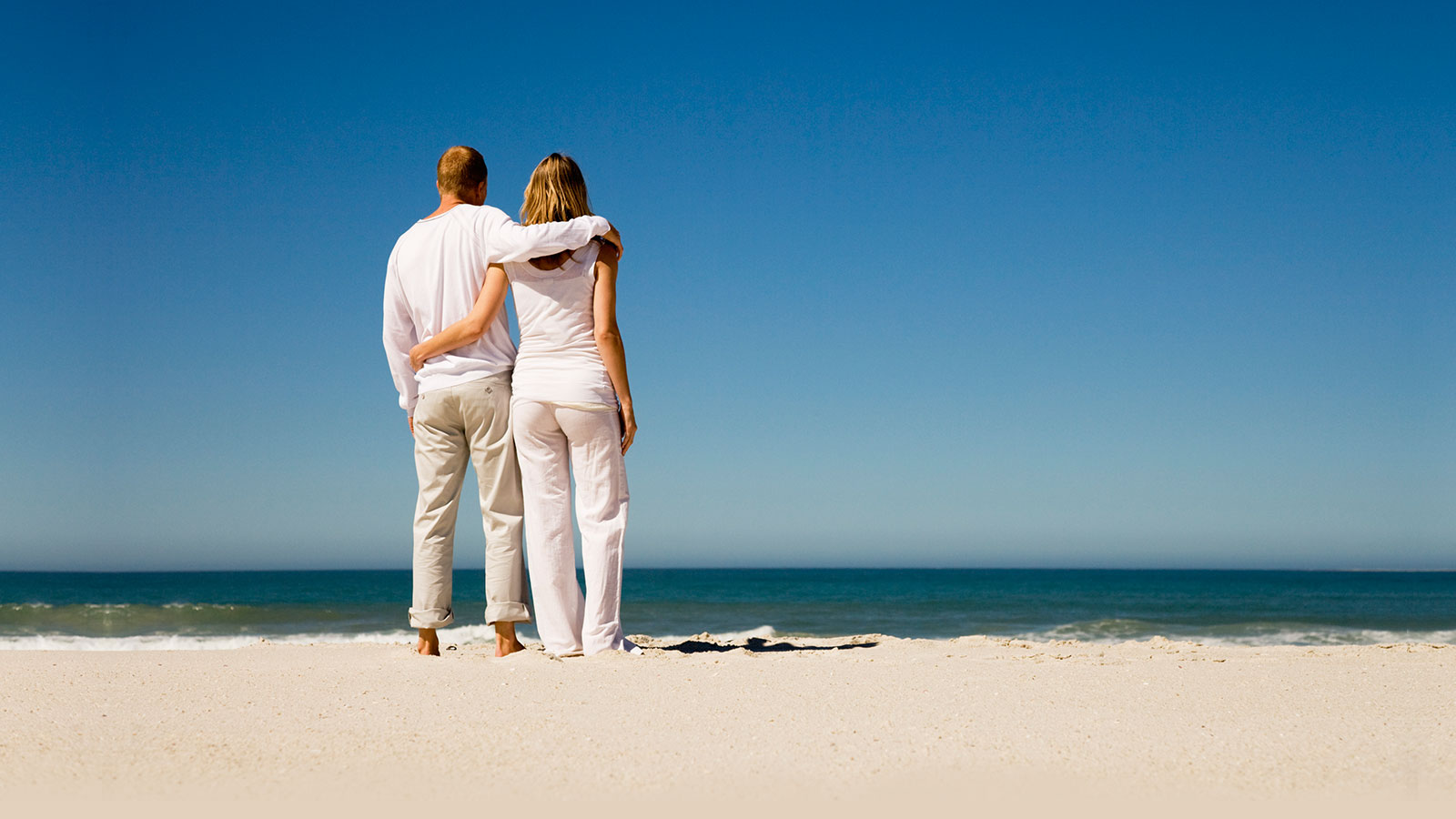 Pareja abrazada en playa