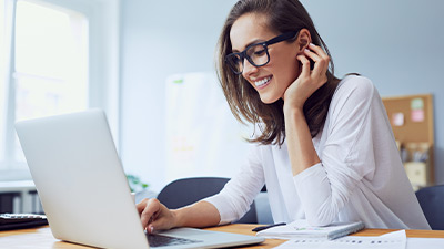 Mujer sonriente utilizando su notebook