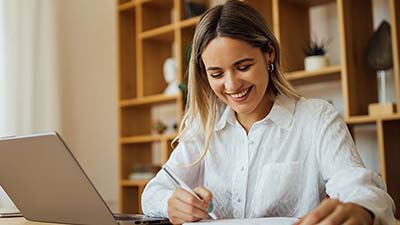 portal-de-beneficios-400x225 mujer con su pc accediendo al portal de beneficios de Visa