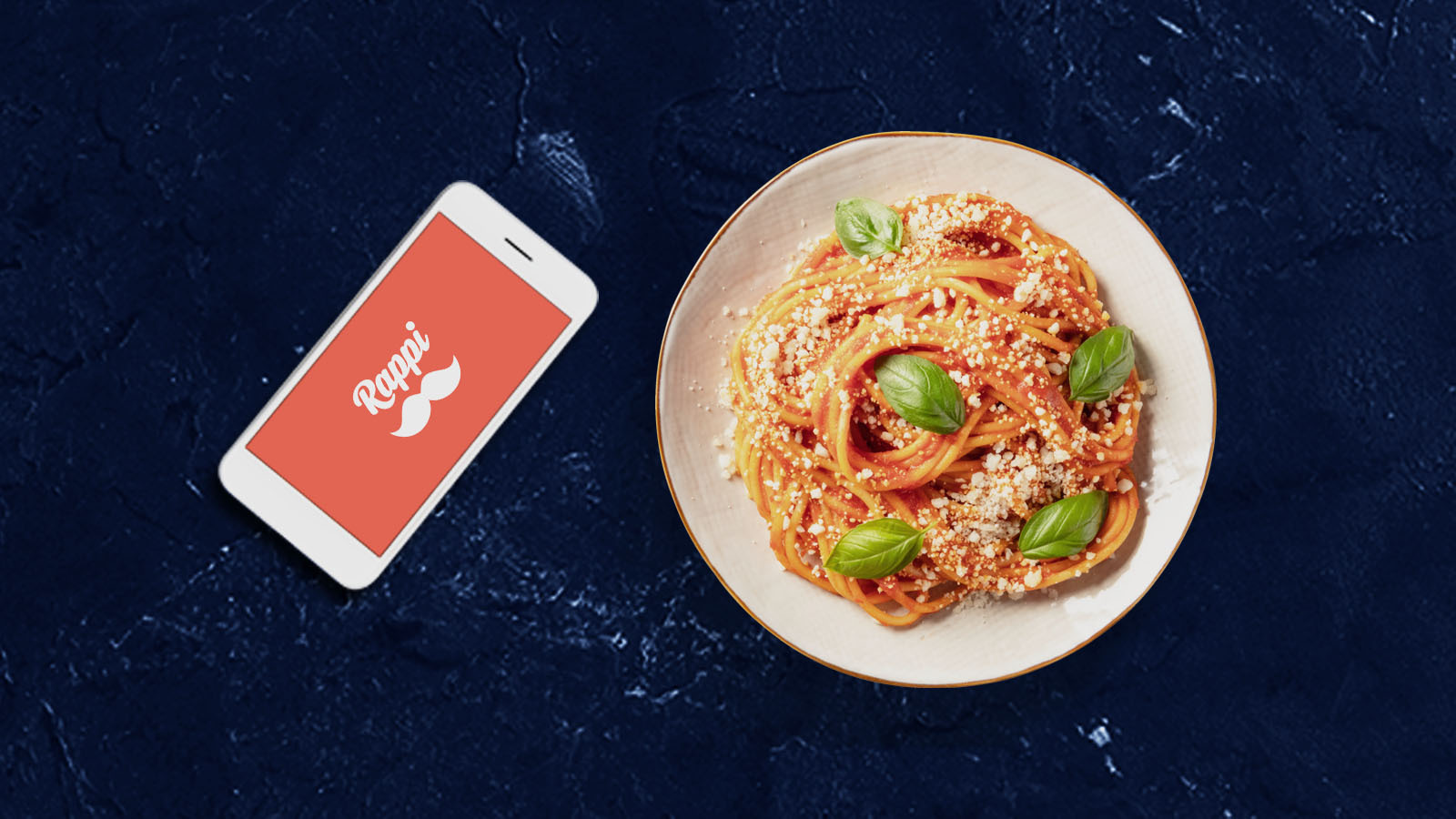 Plato de pastas con celular con logo de Rappi en pantalla