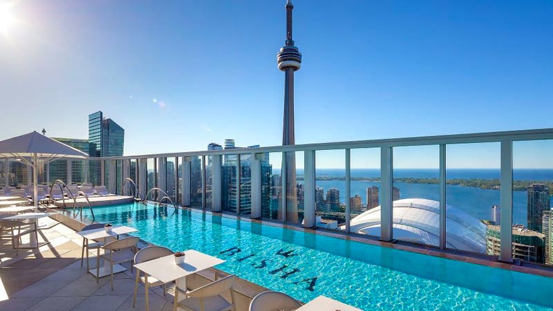 Terraza con pileta del Bisha Hotel & Residences en Toronto