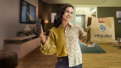 Mujer comprando online desde su casa