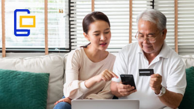 enlinea-400x225 Personas pagando online + icono celular con tarjeta de crédito