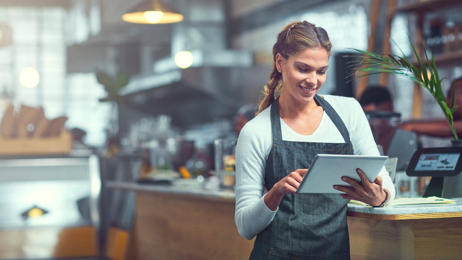 Mujer usando tablet en un restaurante